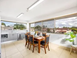 Spacious Central located Family House at Sunnybank - Orange Grove