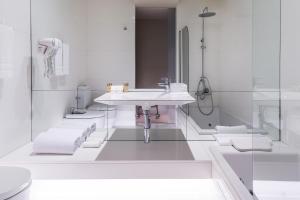 Queen Room with Spa Bath room in 4615 Hotel