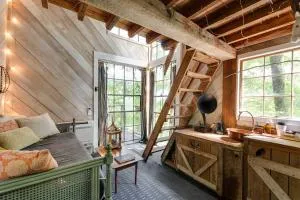 Treetop Hideaways: Luna Loft Treehouse - Flintstone