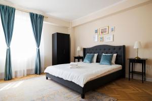 Stunning 2BR Old City View