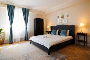 Stunning 2BR Old City View