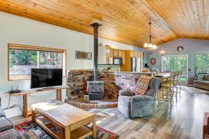 Woodsy Cabin Retreat about 4 Mi to Crescent Lake!