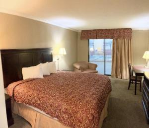 Standard King Room - Smoking room in Econo Lodge Inn & Suites