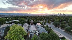 Luxurious, Modern Townhome 5 minute Walk from Cherry Creek North