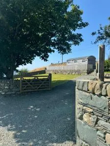 Bay View shepherds hut with hot tub - Llanfair