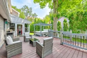Saratoga Springs Home with Hot Tub Walk to Downtown - 马耳他