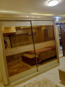 ارقي شقه فندقيه بالمنصوره واطلاله كامله علي النيل