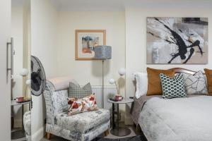 Leamington Park Studio with Parking