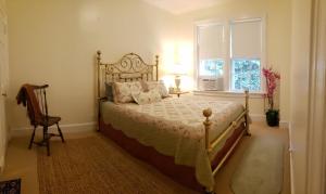 Private Lakeview Cottage and 2 Farmhouse Apartments near Rt 80 easy to NYC