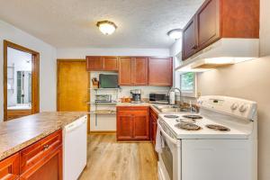 Cozy Lake Chatuge Getaway, Walk to Water!