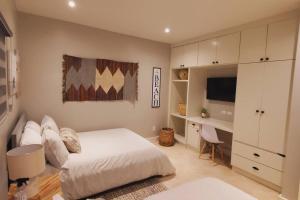 BEACH FRONT CONDO, PRIVATE BEACH and AMAZING VIEWS!!