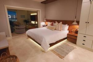 BEACH FRONT CONDO, PRIVATE BEACH and AMAZING VIEWS!!