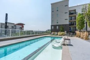 Luxury Apt.- New King Bed, Free Parking, Gym, Pool - Cobble Knoll Condominium