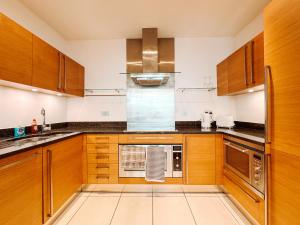 Two Bedroom Luxury Waterfront Apartment in London