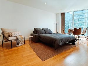 Two Bedroom Luxury Waterfront Apartment in London