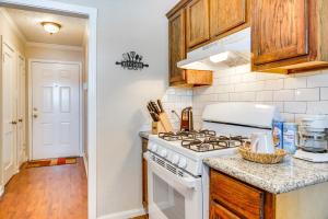 2 Mi to Downtown Lake Charles Apartment