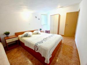 Apartments with parking space Supetarska Draga - Gornja, Rab - 13645