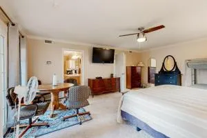 Country Club Living - Suite 2 - Floydada