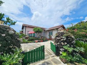 Jeju neulpureon house