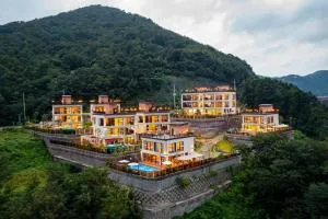 Cheongdo Casa Loma Pool Villa - Miryang