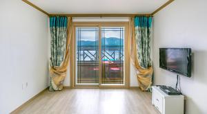 Geojae Beach Maru Pension