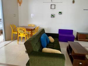 Royal King Bed Suite, Service Apartments, 1km to center , Free WI-FI