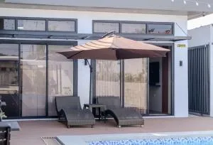 A Poolside Cafe Resort - Conception