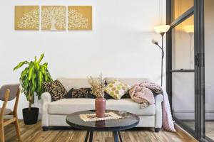 Cozy 2Beds APT with Pool Access in Waterloo