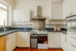 Immense 3BR House, Garden near Tooting Cmns, South
