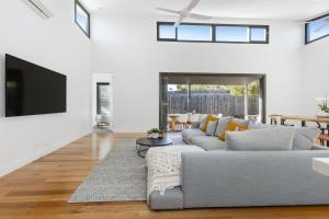 The Pelican - Stylish Poolside Oasis