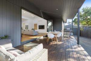 The Pelican - Stylish Poolside Oasis