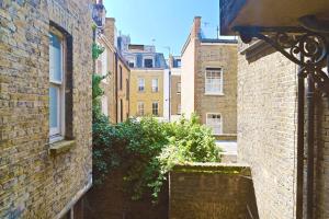 Charming West End Residence in Peaceful Fitzrovia