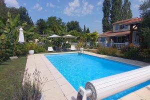 Chalet cosy avec piscine en campagne