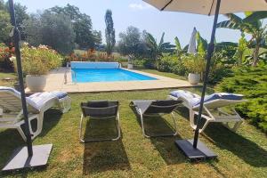 Chalets Chalet cosy avec piscine en campagne : photos des chambres
