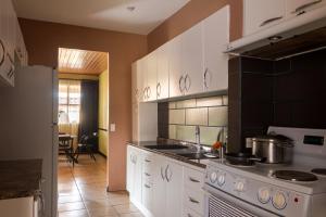 Cozy 3 Bedroom House 5mins from the Airport