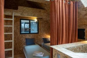 B&B / Chambres d'hotes La Ferme du golf, gite atypique et artistique : photos des chambres