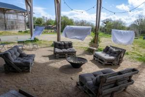 B&B / Chambres d'hotes La Ferme du golf, gite atypique et artistique : photos des chambres