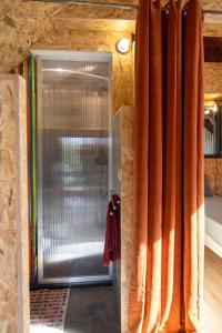 B&B / Chambres d'hotes La Ferme du golf, gite atypique et artistique : Appartement - Vue sur Jardin