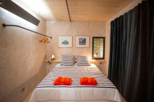 B&B / Chambres d'hotes La Ferme du golf, gite atypique et artistique : photos des chambres