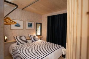 B&B / Chambres d'hotes La Ferme du golf, gite atypique et artistique : photos des chambres