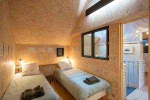 B&B / Chambres d'hotes La Ferme du golf, gite atypique et artistique : photos des chambres