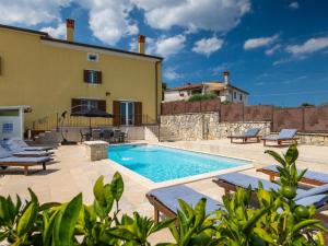 Holiday Home in Rovinjsko with Pool - 4hvězdičkové hotely ve městě Rovinjsko Selo