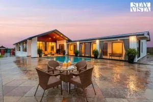 StayVista at Whispering Meadows - Pool, AC & View - Shenit