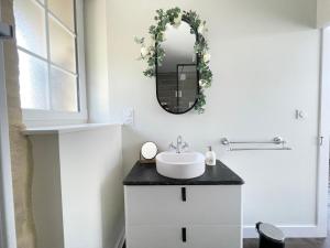 Maisons de vacances La clairiere Maison spacieuse renovee joliment decoree tout confort 12 p 2 sdb 2 wc grand jardin clos, belle terrasse amenagee, parking privatif, ping pong baby foot proche Omaha Beach et Bayeux : photos des chambres