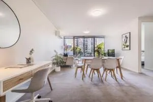 3 Bedroom Apt with Carpark Close to Albert Park Lake - Melbourne