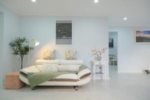 Luxurious riverside 5bedroom house