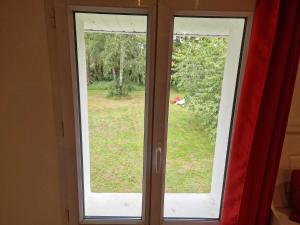 11 - Très joli 2 pièces climatisé tout équipé pour 1 à 5 personnes, avec 3 lits, vue sur parc arboré, parking privatif gratuit, grand fourgon possible, tout le linge de maison est fourni