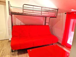 11 - Très joli 2 pièces climatisé tout équipé pour 1 à 5 personnes, avec 3 lits, vue sur parc arboré, parking privatif gratuit, grand fourgon possible, tout le linge de maison est fourni