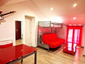 11 - Très joli 2 pièces climatisé tout équipé pour 1 à 5 personnes, avec 3 lits, vue sur parc arboré, parking privatif gratuit, grand fourgon possible, tout le linge de maison est fourni
