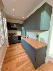 Very bright newly renovated apt with AC